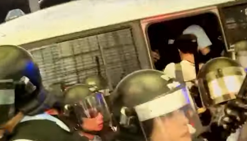 Ciocniri între protestatari și trupele speciale, în interiorul Aeroportului Internațional din Hong Kong